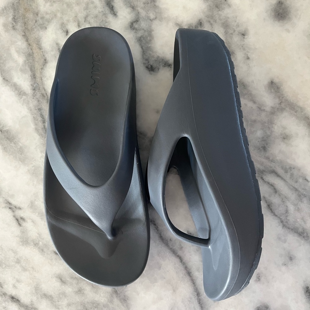 SKIMS Molded Flip Flop Sandals